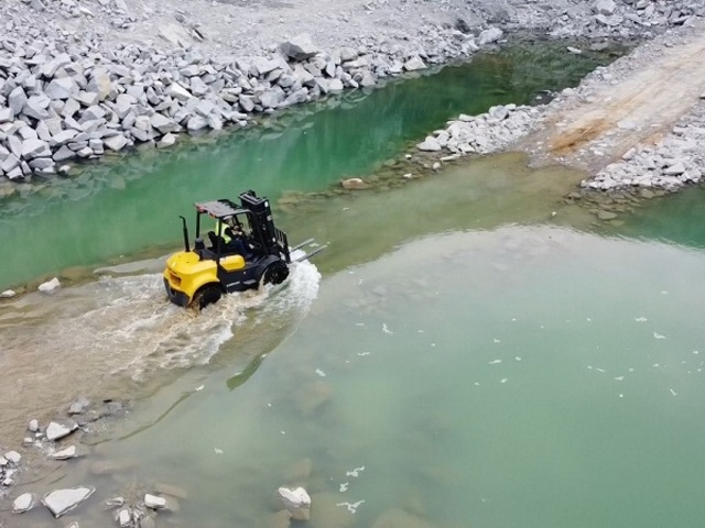 F7030/35M 兩驅(qū)越野叉車(chē)