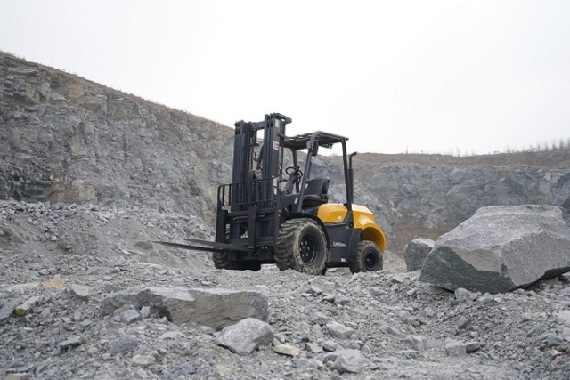 F7030/35M 兩驅(qū)越野叉車(chē)